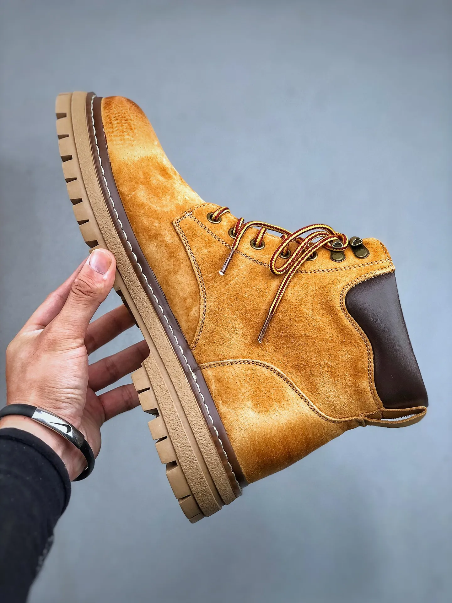 Local pick-up 💰560 supports store release. New goods 🚀 #Timberland Timberland/Timberland outdoor high-top casual rhubarb boots series #Guangdong Dachang quality, original box and original packaging, fashionable and trendy matching. The fabric is made of Italian 🇮🇹 top-grade frosted fine-grained cowhide. It is matched with anti-odor and anti-corrosion genuine leather latex insoles. The outsole and hardware are all made from OEM raw materials. It is the same as the original Goodyear and will never be glued. Good products do not kill pigs. Exclusively launched on the whole network. The quality is unquestionable. The whole set of official website unified packaging gives you a perfect wearing experience. The quality is exquisite and durable. A must-have for sportsmen. Specially designed to treat those who are not handsome. High-quality and first-class foot feel. Special for cold protection and outdoor use this winter. Casual matching for daily use. Size: 38 39 40 41 42 43 44 (leather shoe size)
